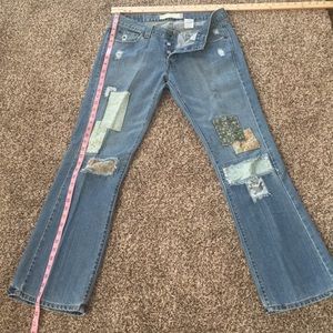 Pre-own women  Levi’s jeans.